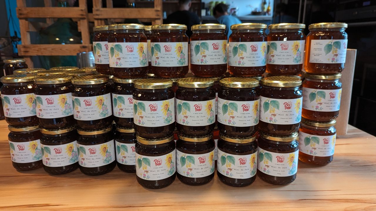Die Waldhonigernte von Florine und ihren Freunden. Die Imkerinnen und Imker stellen sicher, dass genug Honig im Bienenstock bleibt, damit die Bienen den Winter überstehen.