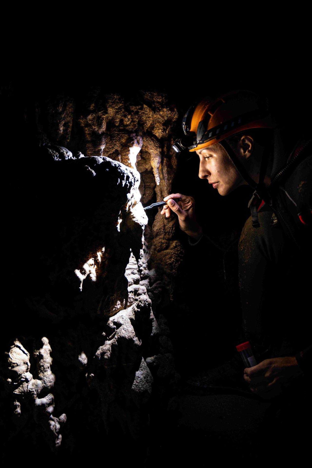 Iva Njunjić sammelt Proben mit einer Pinzette und gibt sie in ein Röhrchen. Das Foto wurde in der Maaras-Höhle, Prosotsani, Griechenland, aufgenommen.