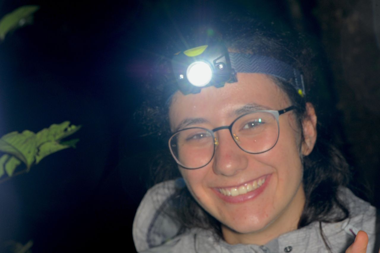 As stick insects are active at night, Francesca became nocturnal as well. In the middle of the night, she was searching for insects in the jungle with a headlamp.